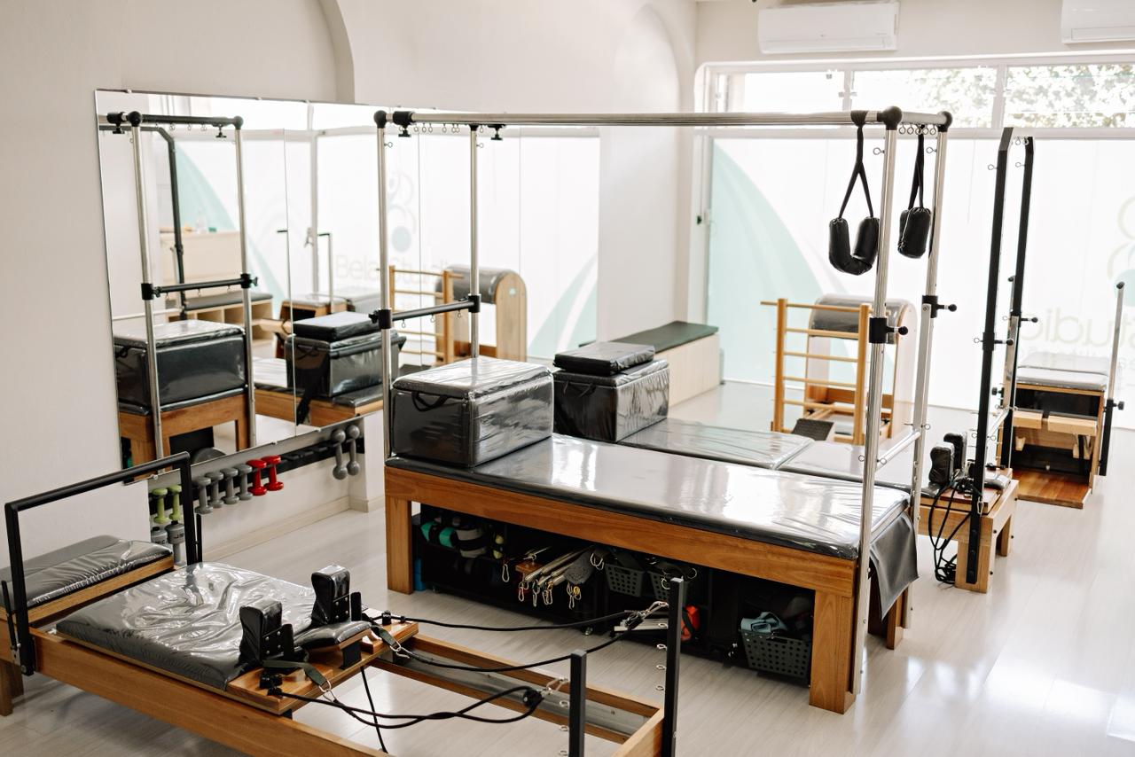 Sala de Pilates com equipamentos profissionais